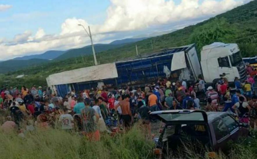 Carreta Carregada Bebidas Tombou E Populares Saquearam Carga Em Jequi