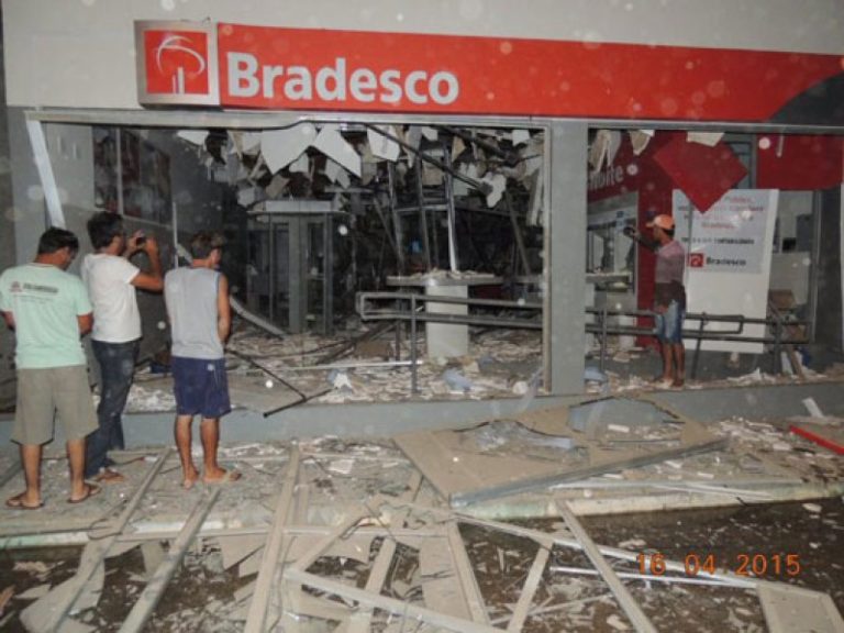 Tanque Novo: Bandidos explodem e roubam bancos do Brasil e Bradesco
