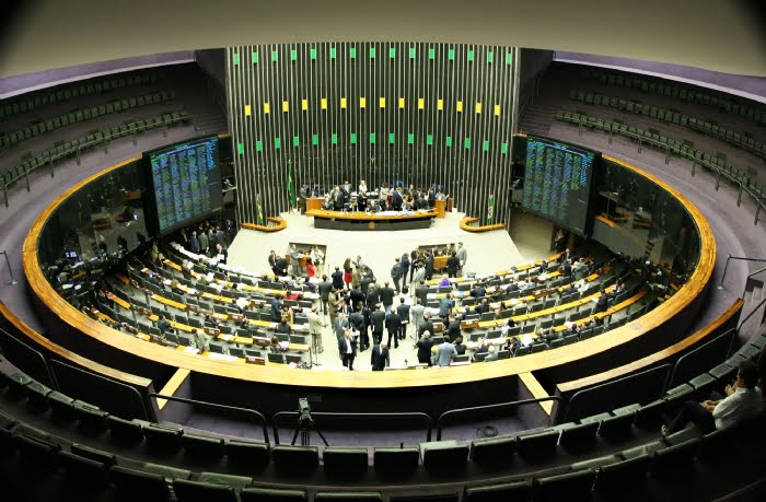 Câmara conclui votação e projeto da terceirização vai ao Senado
