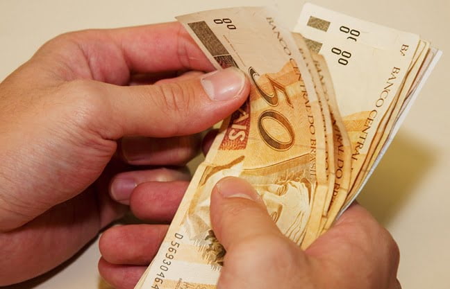 Governo propõe aumento do salário mínimo para R$ 854 em 2016