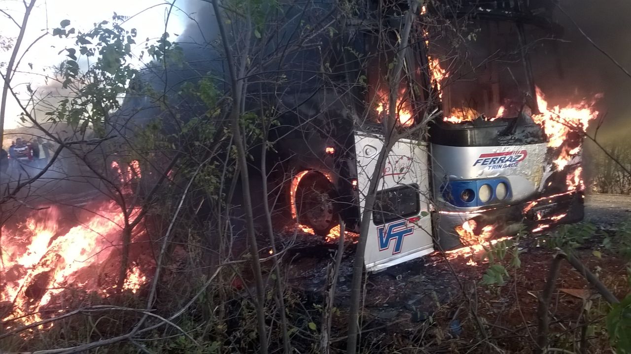 Ônibus da empresa Ferraz Trindade pega fogo próximo a Urandi