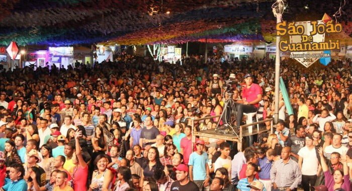 Na penúltima noite do São João de Guanambi recorde de público na praça do feijão.
