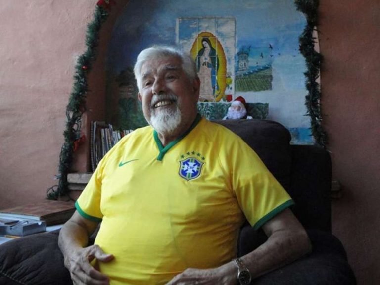 Doente e sem forças, professor Girafales pede ajuda médica