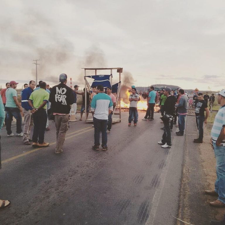 Funcionários da PAVOTEC bloqueiam BR-030