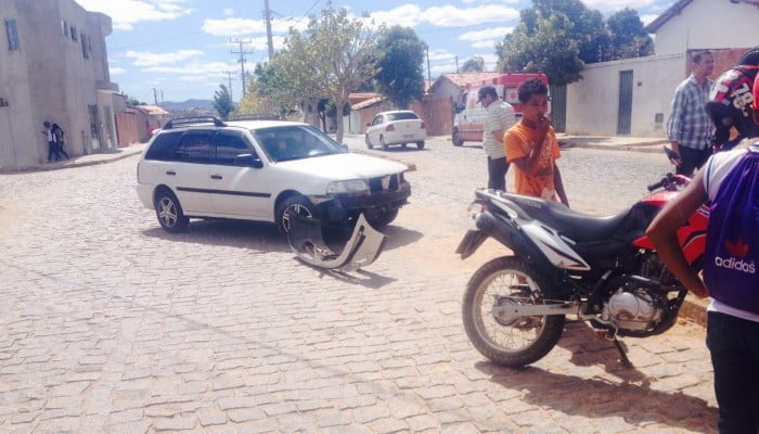 Colisão entre moto e carro na Av. Mato Grosso do Sul