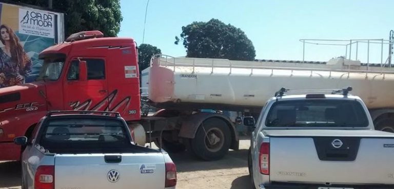 Fornecedores protestam bloqueando entrada da PAVOTEC