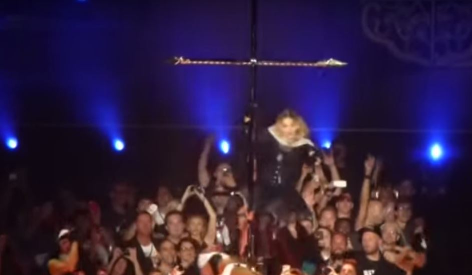 Madonna faz pole dance em crucifixo durante estreia de nova turnê