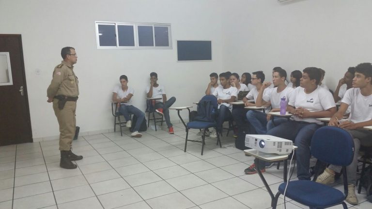 Comando do 17º Batalhão realiza palestra para estudantes sobre trânsito e drogas