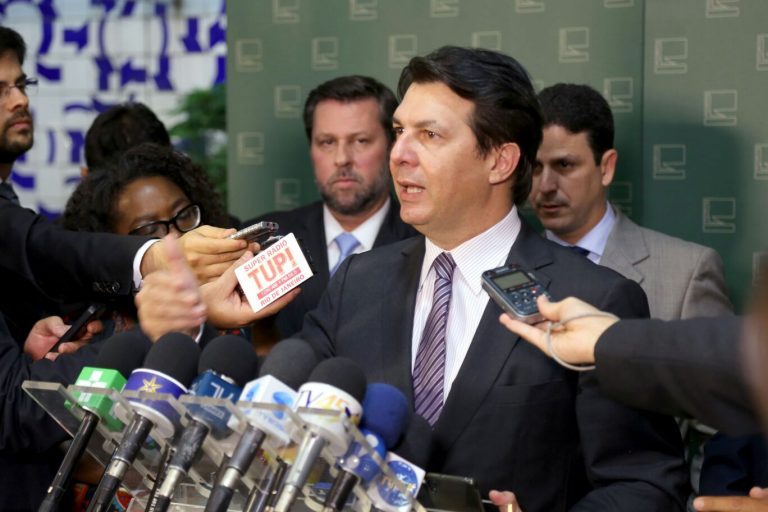 Arthur Maia anuncia movimento pró-impeachment ao lado de lideres da oposição