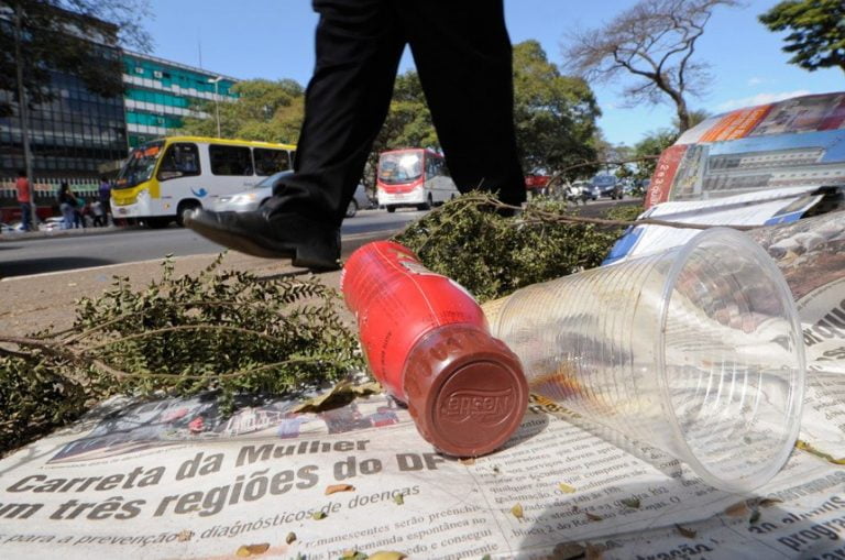 Multa para quem jogar lixo na rua pode ser adotada em todo o país