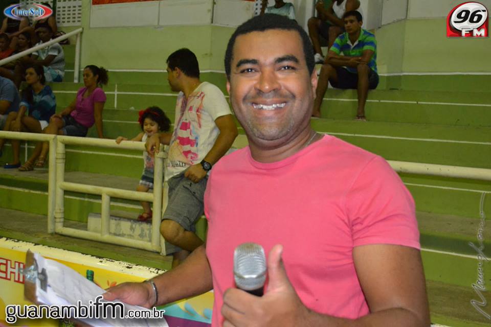 Dono de uma das vozes mais conhecidas da região de Guanambi completa 40 anos nesta sexta-feira – Parabéns Romilson Rodrigues