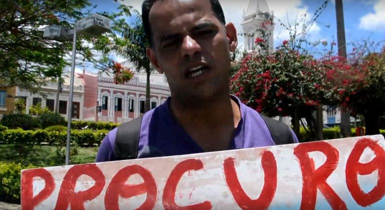 Cenas Urbanas: desempregado há mais de um ano, homem faz cartaz e pede emprego em Vitória da Conquista