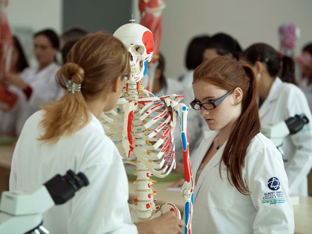 MEC adia novamente definição sobre faculdades de medicina