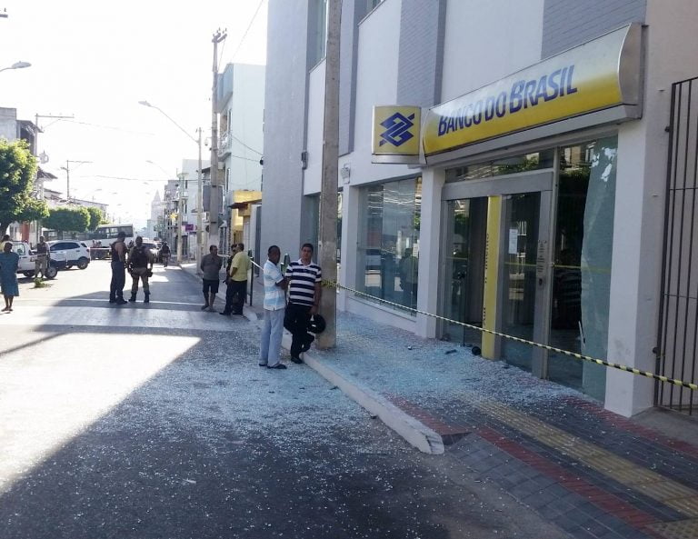 Caetité: Bandidos tocam o terror na cidade. Muita troca de tiros e tentativa de assalto.