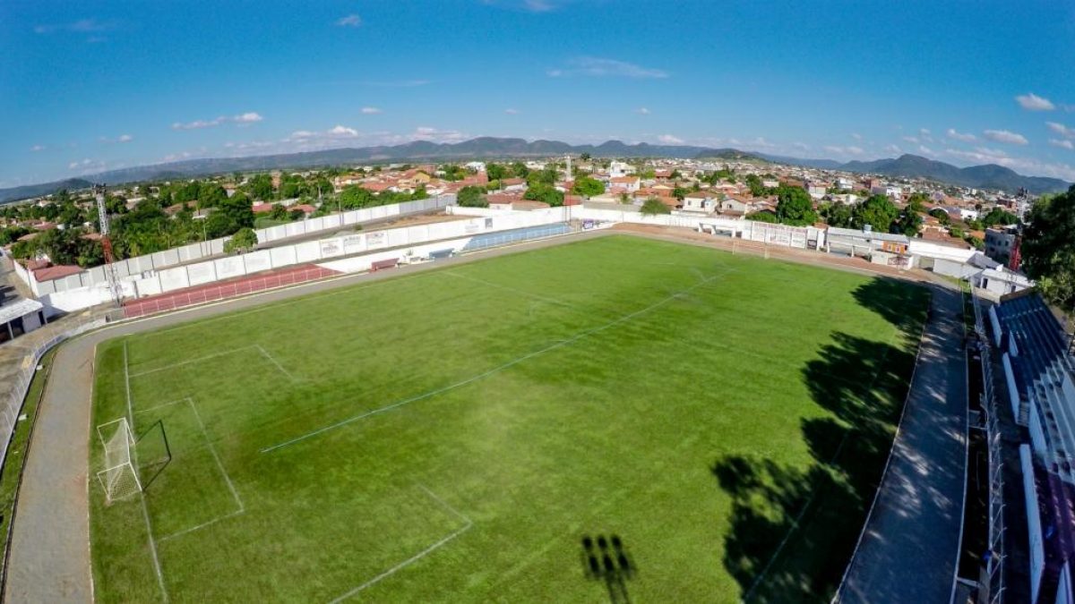 QUADRA DO ESTÁDIO MUNICIPAL UBIRATAN EM CARMO DE MINAS RECEBE