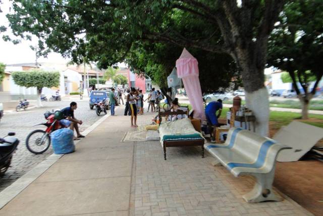 Igaporã: Após desocupação de casas populares, famílias colocam móveis em praça pública