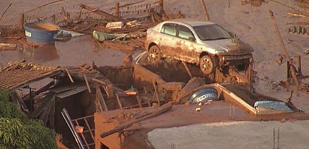 Barragem de mineradora rompe e lama invade distrito em Minas Gerais