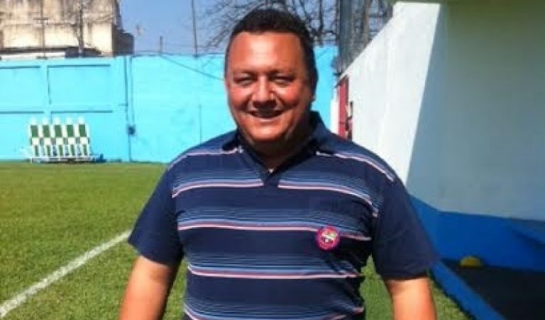 Foto mostra Mazola, técnico do Flamengo de Guanambi
