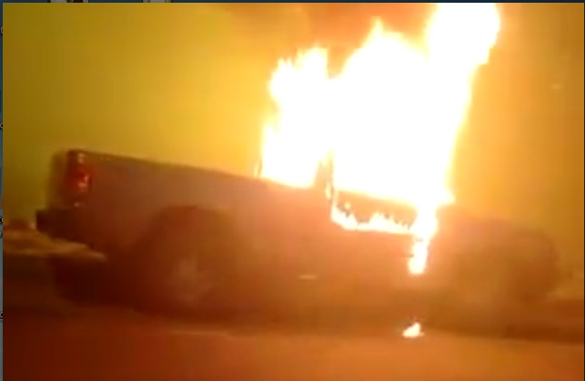 Caetité: Carro é consumido pelo fogo em avenida da cidade.