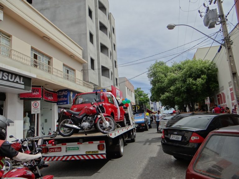 CDL faz carreata com demonstração de prêmios da campanha de Fim de Ano