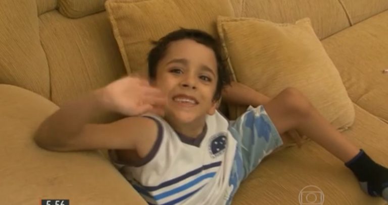 Garotinho que foi separado do irmão siamês já frequenta a escola na BA