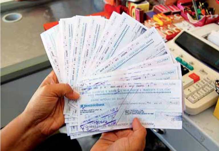 Pesquisa mostra que 30% das pessoas que usam cheque especial já ficaram com nome sujo