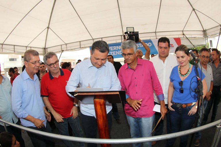 Em visita a Lagoa Real Governador autoriza construção de mais duas escolas no sudoeste baiano