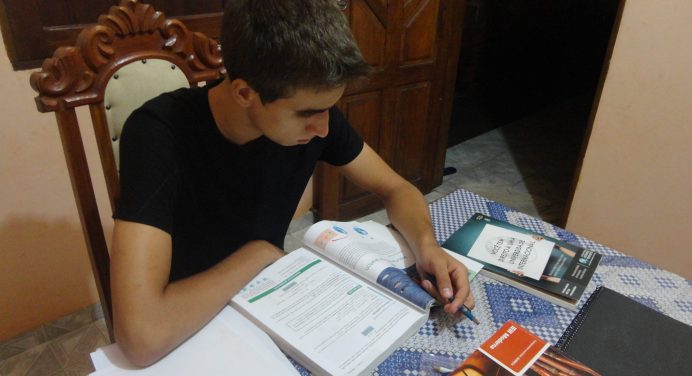 Guanambiense de 18 anos é aprovado para três cursos de medicina