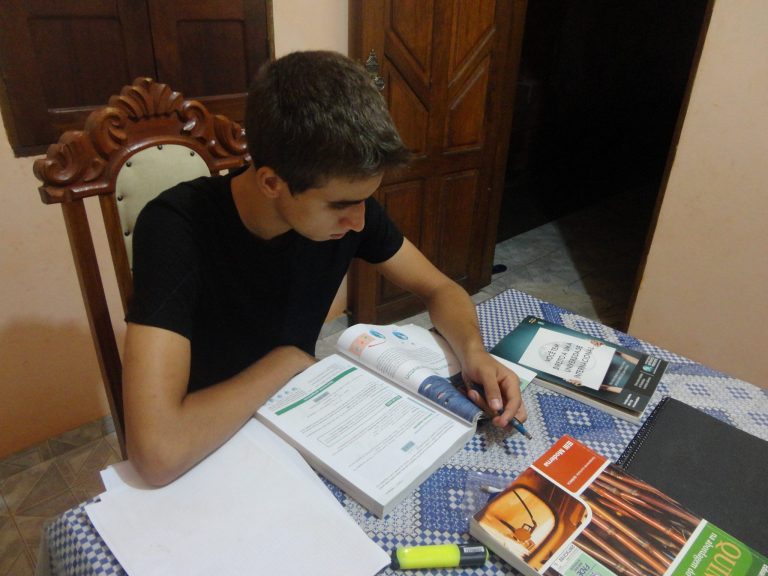 Guanambiense de 18 anos é aprovado para três cursos de medicina