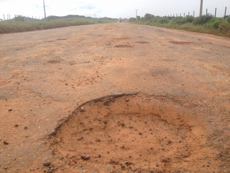 Chuvas detonam a estrada de Ceraíma