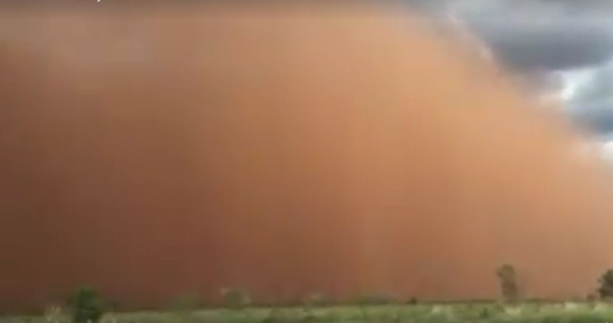 Tempestade de areia forma ‘paredão’ e impressiona moradores; veja vídeo