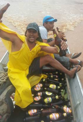 Pescadores encontram geladeira recheada de cerveja no Rio Grande, em Barreiras