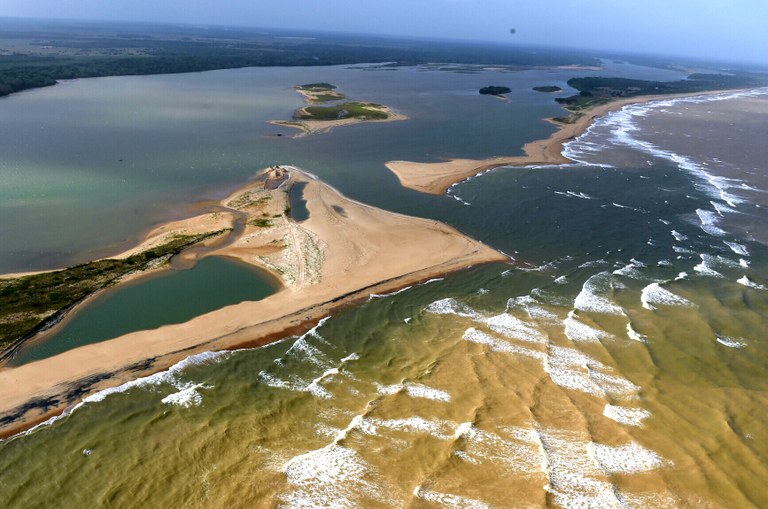 Mancha de lama chega ao mar da região de Abrolhos, na Bahia