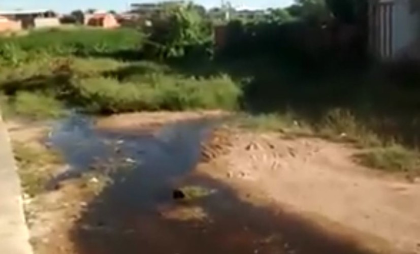 Guanambi: Moradores do BNH convivem com vazamento de rede de esgoto há dias