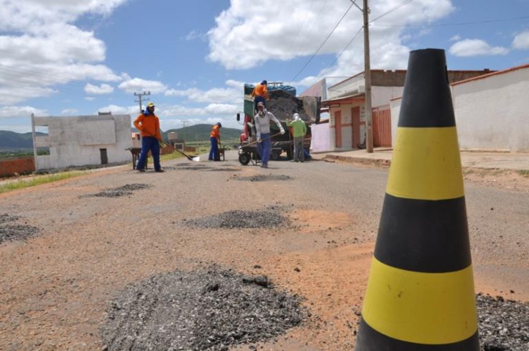 Guanambi | – Operação tapa buracos avança por toda a cidade
