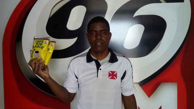 Vascaíno, ouvinte do Jogo Rápido, recebe camisa da promoção do programa