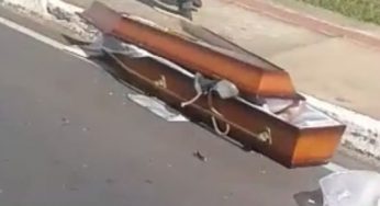 Mato Verde: Caixão cai de carro funerário e fica na pista na MG122