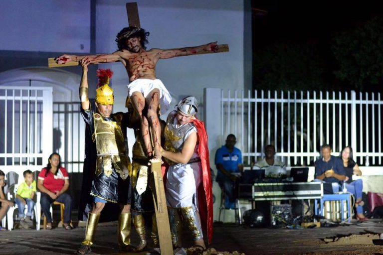 Encenação da Paixão de Cristo emociona milhares de fiéis na Praça João Pintor.