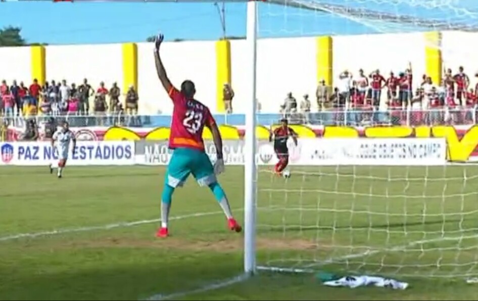 Goleiro reclama do gramado, e Mancini garante que Vitória bate Flamengo de Guanambi no Barradão