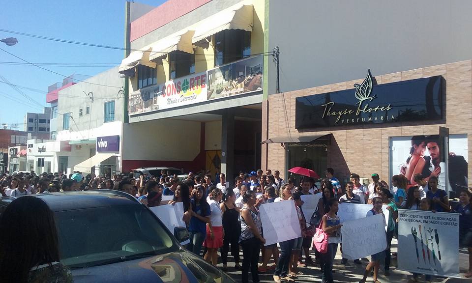 Estudantes e servidores terceirizados protestam contra demissões e atrasos