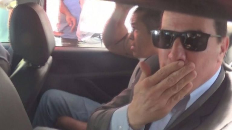 Preso, prefeito de Montes Claros manda beijo para repórteres