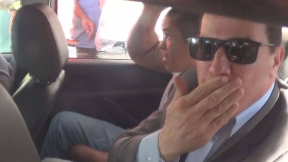Preso, prefeito de Montes Claros manda beijo para repórteres