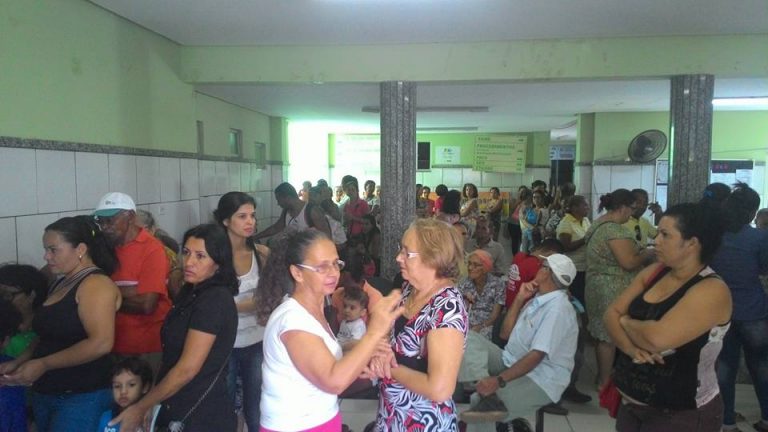 População lota postos atrás de vacina contra o H1N1