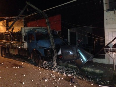 Caminhão bate em poste na Av. Barão do Rio Branco
