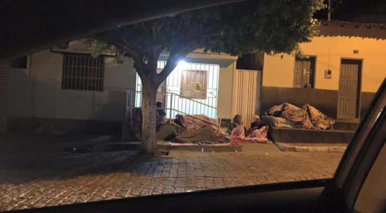 Igaporã:  Eleitores dorme na rua por atendimento no cartório eleitoral