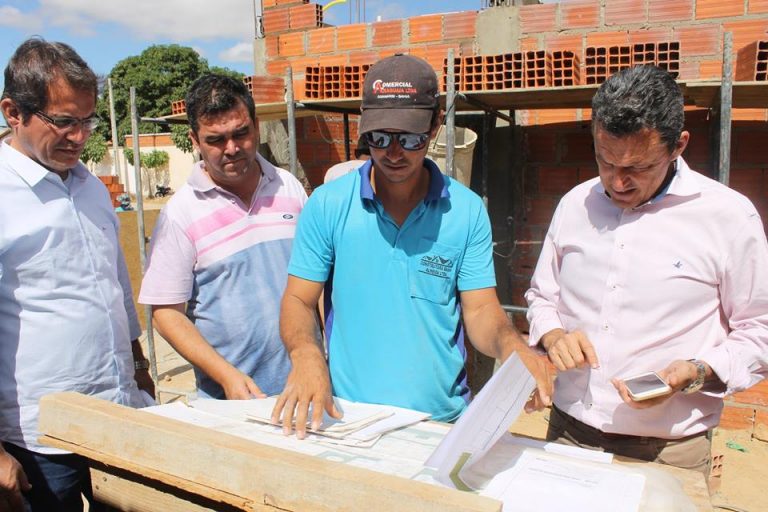 SAÚDE | – Prefeito Charles Fernandes visita as obras das cinco novas unidades de saúde.