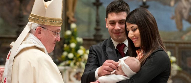 Papa batiza filho de mãe solteira