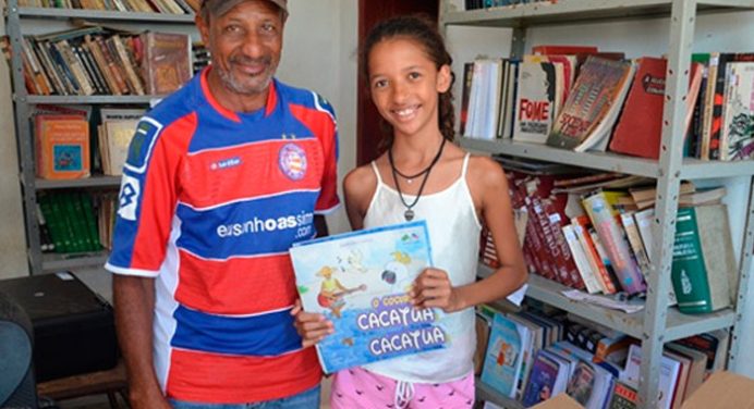 Menina de 12 anos funda biblioteca no sertão da Bahia