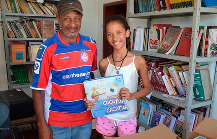 Menina de 12 anos funda biblioteca no sertão da Bahia