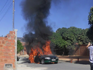 Mutans: Carro pega fogo em via pública